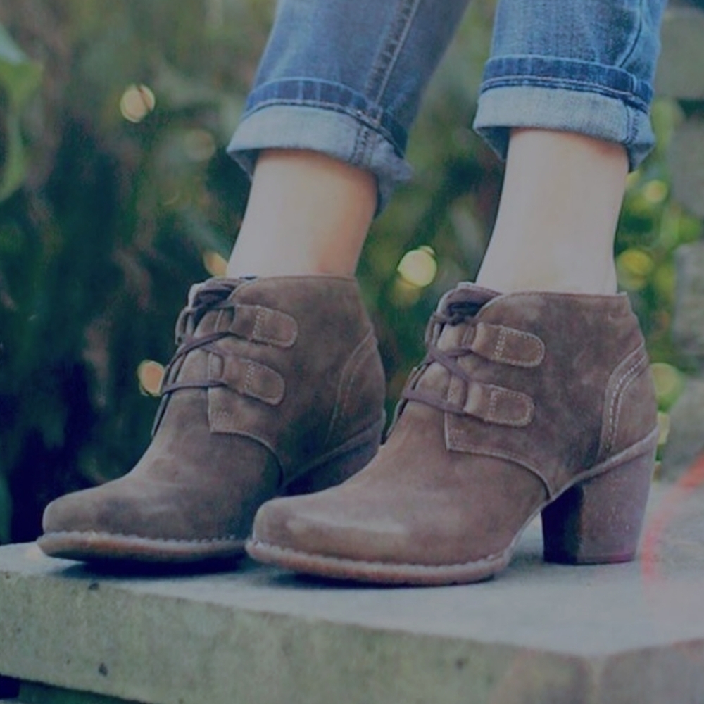 SOLD Clarks Carleta Lyon Lace-Up Suede Ankle Booties, in Taupe Brown | Size 7